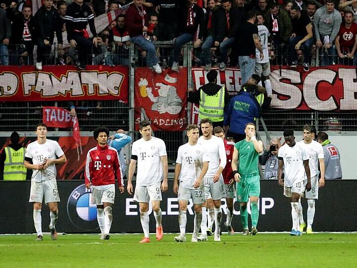 Die Münchener Mannschaft bedankt sich bei den mitgereisten Fans. Foto: Hasan Bratic/dpa