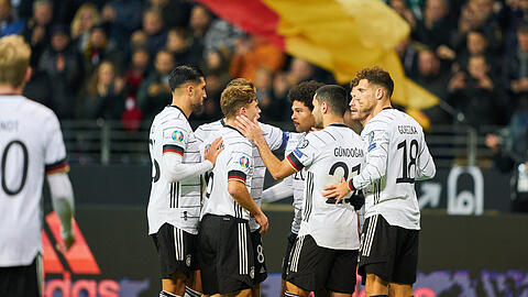 Joshua Kimmich (2.v.l.) , Serge Gnabry (M.) und Leon Goretzka (r.) stehen im Kader der deutschen Nationalmannschaft gegen die Türkei, die Ukraine und die Schweiz.
