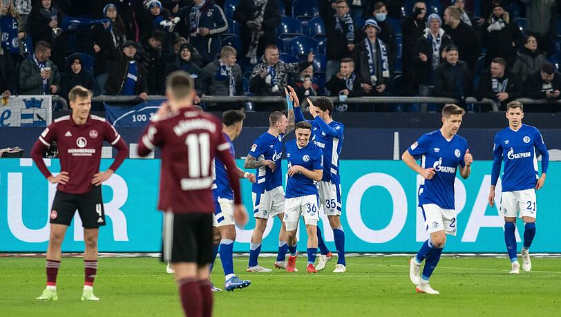 Schalkes Spieler jubeln über das 1:0 durch Thomas Ouwejan.