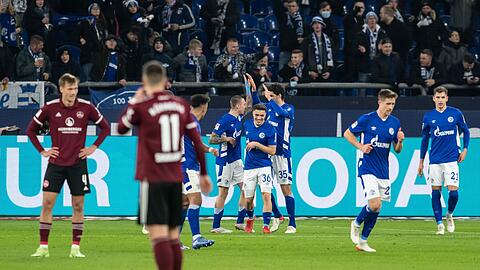 Schalkes Spieler jubeln über das 1:0 durch Thomas Ouwejan.
