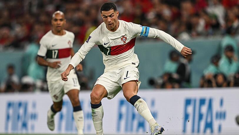 Portugals Cristiano Ronaldo in Aktion neben Teamkollege Joao Mario (l). Portugals Cristiano Ronaldo in Aktion neben Teamkollege Joao Mario (l).