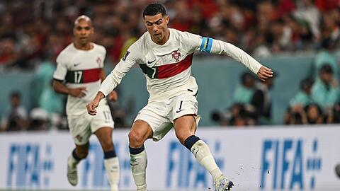 Portugals Cristiano Ronaldo in Aktion neben Teamkollege Joao Mario (l).