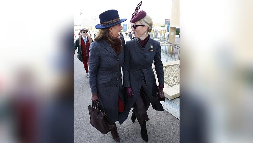 Praktisch im Partnerlook beim Pferderennen: Carole Middleton und Zara Tindall.