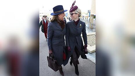 Praktisch im Partnerlook beim Pferderennen: Carole Middleton und Zara Tindall.