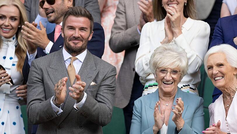 David Beckham lie&szlig; es sich nicht nehmen, mit seiner Mutter Sandra Georgina West den Auftakt von Wimbledon live zu sehen.