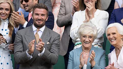 David Beckham lie&szlig; es sich nicht nehmen, mit seiner Mutter Sandra Georgina West den Auftakt von Wimbledon live zu sehen.