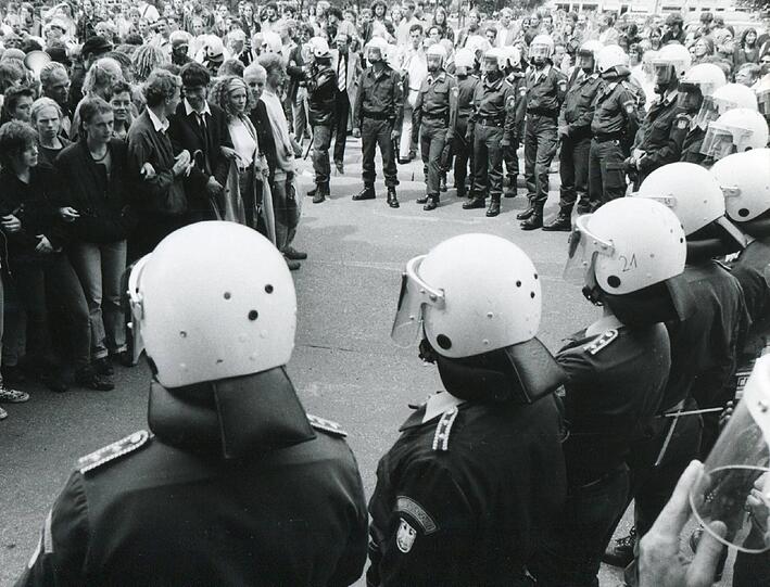 Vor 20 Jahren langte die Polizei bei Demonstranten gegen den G7-Gipfel kräftig hin - und kesselte sie stundenlang ein.