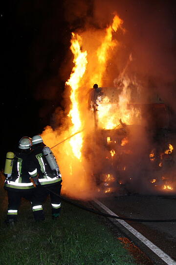 Als die Feuerwehr ankam um den Brand zu löschen, stand das Fahrzeug bereits vollständig in Flammen. Die Bilder von der Löschaktion.