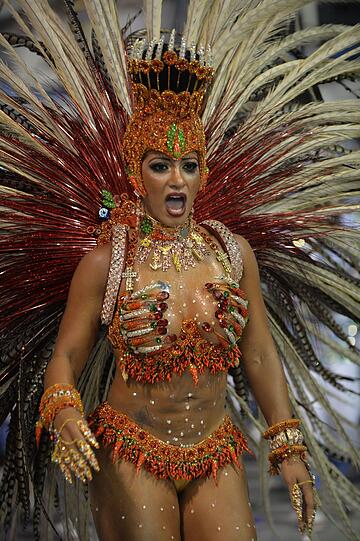 Ziemlich bunt, ziemlich heiß und ziemlich nackt: Beim Sambodromo tobt der brasilianische Karneval bei Temperaturen von über 30 Grad. Die Bilder.