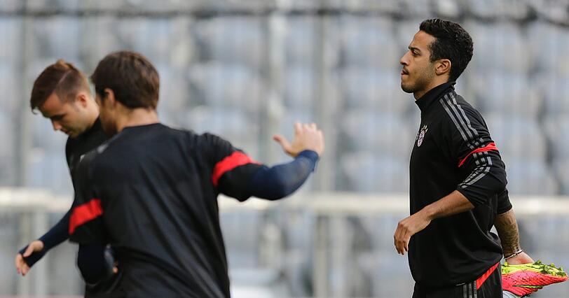 Der FC Bayern beim Abschlusstraining in der Allianz Arena. Mit dabei: Arjen Robben und Thiago.