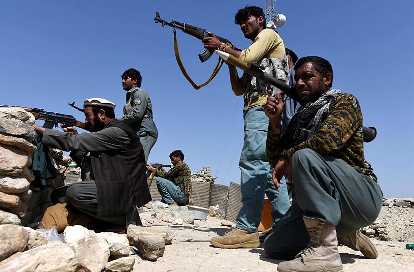 Afghanische Sicherheitskräfte beziehen am Montag in einer Operation gegen die Taliban und den IS Stellung.