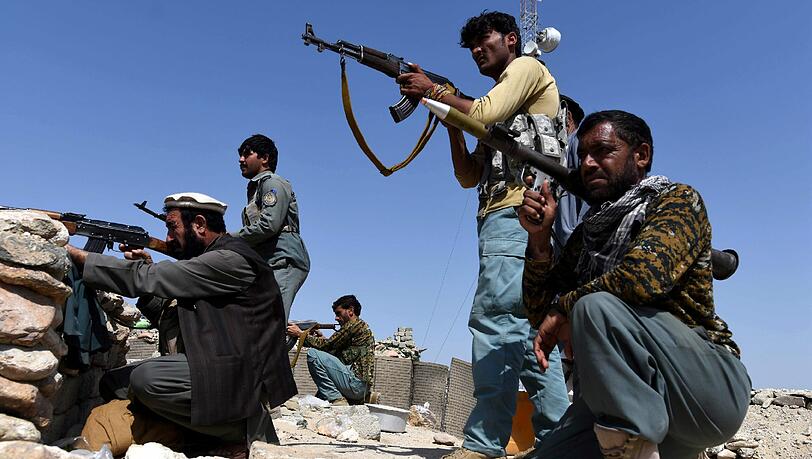 Afghanische Sicherheitskräfte beziehen am Montag in einer Operation gegen die Taliban und den IS Stellung. Afghanische Sicherheitskräfte beziehen am Montag in einer Operation gegen die Taliban und den IS Stellung.