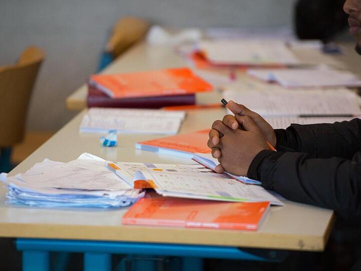 Arbeitsmaterialien auf dem Tisch einer Vorbereitungsklasse mit Flüchtlingen.