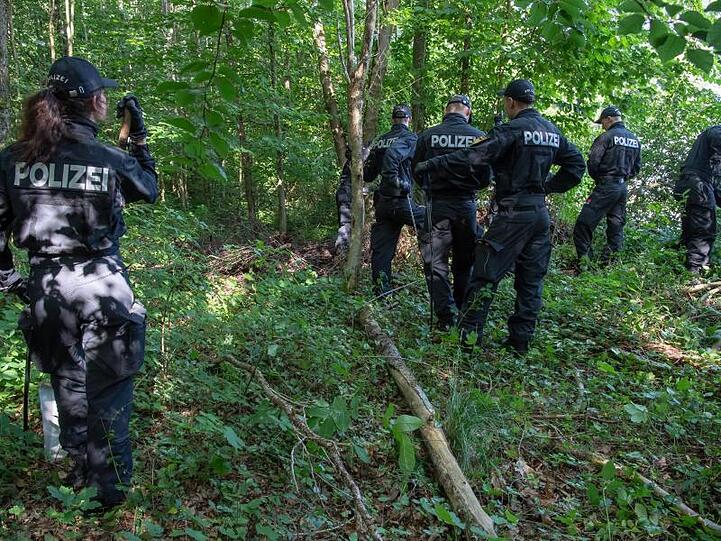 Polizisten suchen in einem Waldstück bei München nach zwei Leichen. Eine 41-Jährige aus München und ihre Tochter werden seit rund zwei Wochen vermisst.