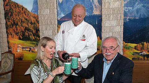 Monika Gruber und Dieter Hanitzsch stellen ihren Porzellan-Krug "Prosecco Tussi" bei Alfons Schuhbeck (M.) vor.