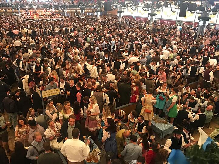 Die besten Bilder vom ersten Wiesn-Tag 2022.