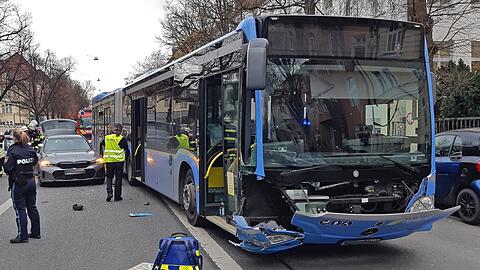 Es ging glimpflich aus: Einige Fahrgäste mussten ambulant behandelt werden.