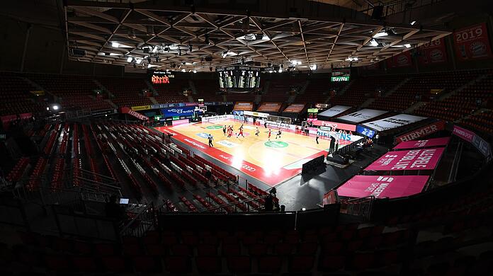 Das Spiel gegen Syntainics MBC am 29. September ist nach Angaben des FC Bayern das weltweit erste offizielle Basketball-Ligaspiel auf dem LED-Glasboden. (Archivbild)