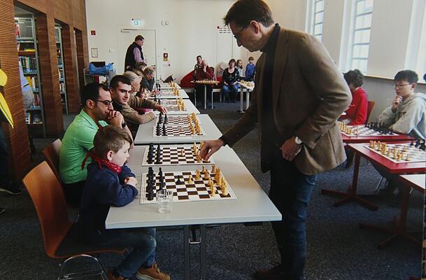 Herbst 2022: Moritz (l.) nimmt als jüngster Teilnehmer beim Simultan-Schach gegen den Schachgroßmeister Stefan Kindermann (r.) teil – mit lauter Erwachsenen. Herbst 2022: Moritz (l.) nimmt als jüngster Teilnehmer beim Simultan-Schach gegen den Schachgroßmeister Stefan Kindermann (r.) teil – mit lauter Erwachsenen.