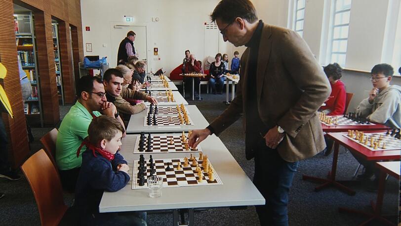 Herbst 2022: Moritz (l.) nimmt als jüngster Teilnehmer beim Simultan-Schach gegen den Schachgroßmeister Stefan Kindermann (r.) teil – mit lauter Erwachsenen. Herbst 2022: Moritz (l.) nimmt als jüngster Teilnehmer beim Simultan-Schach gegen den Schachgroßmeister Stefan Kindermann (r.) teil – mit lauter Erwachsenen.