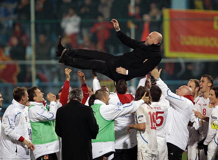 Torschütze für die jubelnden Gäste (hier wird Coach Michal Bilek in die Luft gehoben) war in der 81. Minute Petr Jiracek, der mit einem Linksschuss die EM-Qualifikation für den Vize-Europameister 1996 perfekt machte.
