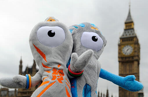 Wenlock (l) und Mandeville, das Maskottchen-Paar für die Olympischen Spiele 2012 in London.