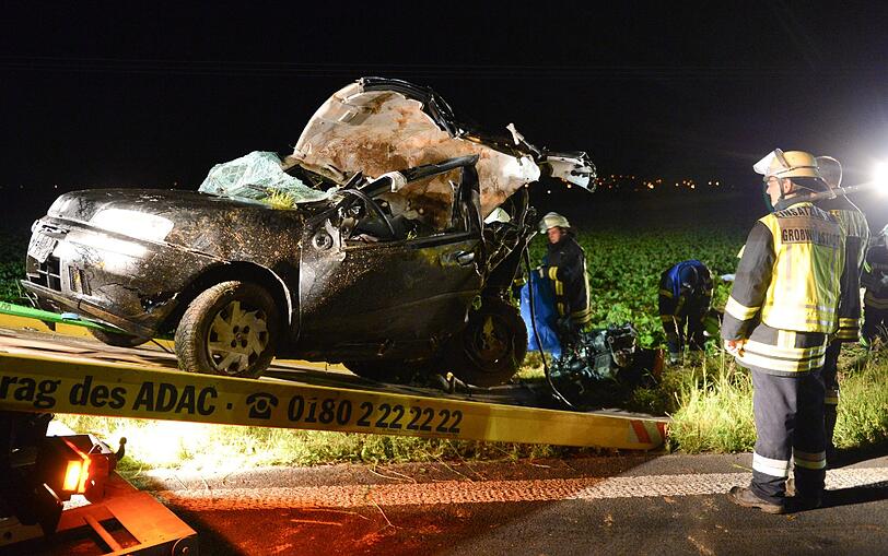 Niedernberg bei Miltenberg: Das Auto der Familie ist völlig zerstört. Das Ehepaar und der 15-Jährige Sohn kamen bei dem Crash ums Leben. Der zweite Sohn (20) der Familie überlebt.