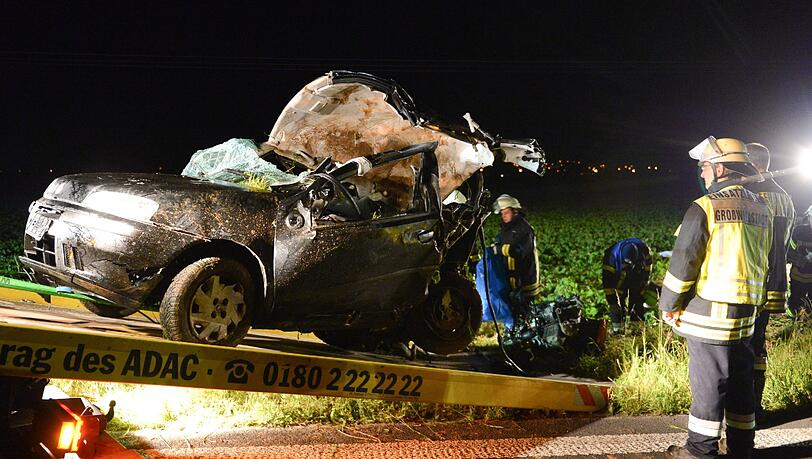Niedernberg bei Miltenberg: Das Auto der Familie ist völlig zerstört. Das Ehepaar und der 15-Jährige Sohn kamen bei dem Crash ums Leben. Der zweite Sohn (20) der Familie überlebt. Niedernberg bei Miltenberg: Das Auto der Familie ist völlig zerstört. Das Ehepaar und der 15-Jährige Sohn kamen bei dem Crash ums Leben. Der zweite Sohn (20) der Familie überlebt.