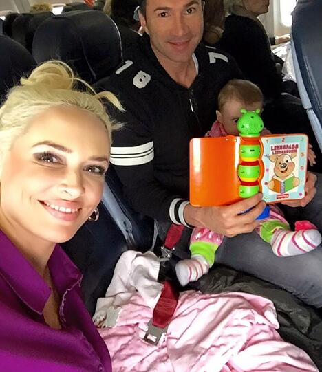 Die kleine Familie auf dem Weg nach Mallorca, ihre neue Heimat.