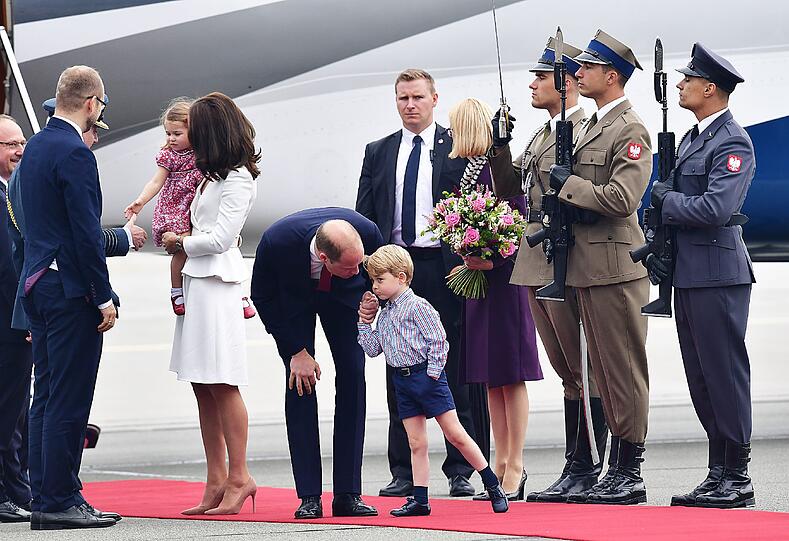 William, Kate und die beiden Kids George und Charlotte: Die Royal-Family ist in Warschau gelandet.