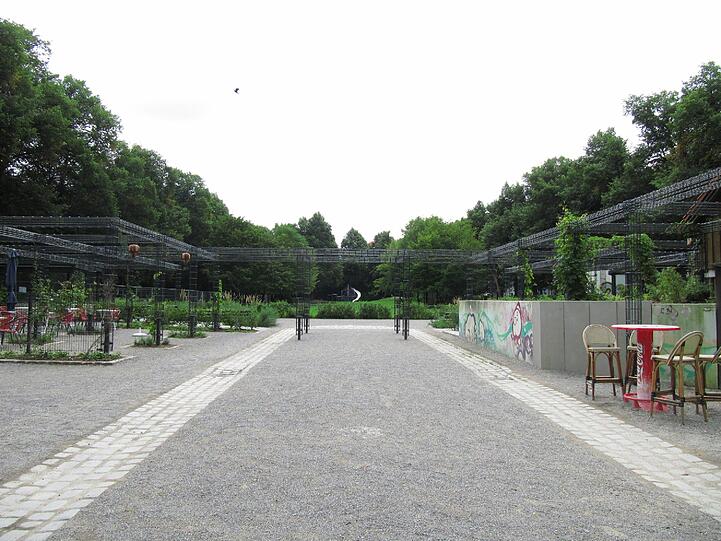 An der Postwiese wurde die Pergola ausgetauscht und der Bodenbelag erneuert.