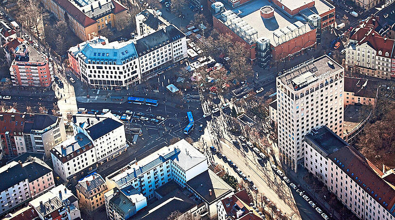 Das Hochhaus des Schwesternwohnheims vom Rotkreuzkrankenhaus (rechts im Bild) ist seit 1967 der Orientierungspunkt am Platz.