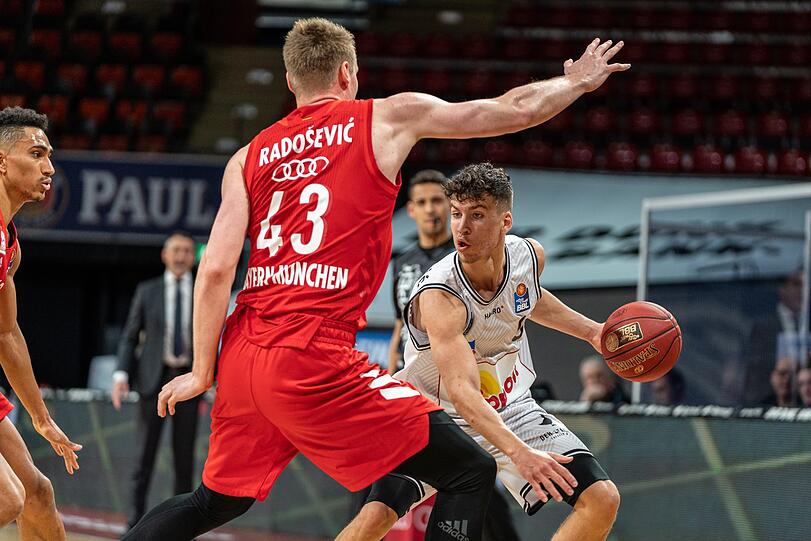 Bayern München feiert beim Meisterturnier der Basketball-Bundesliga den ersten Sieg: Leon Radosevic im Duell mit dem Crailshaimer Aleksa Kovacevic.