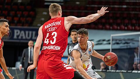 Bayern München feiert beim Meisterturnier der Basketball-Bundesliga den ersten Sieg: Leon Radosevic im Duell mit dem Crailshaimer Aleksa Kovacevic.