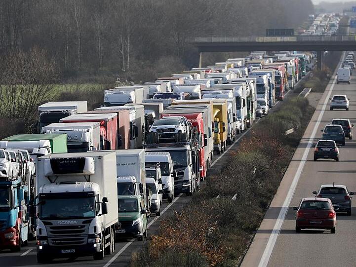 LKW und Autos stehen vor einer Unfallstelle auf der Autobahn A4 im Stau. Foto: Oliver Berg/dpa/Archivbild