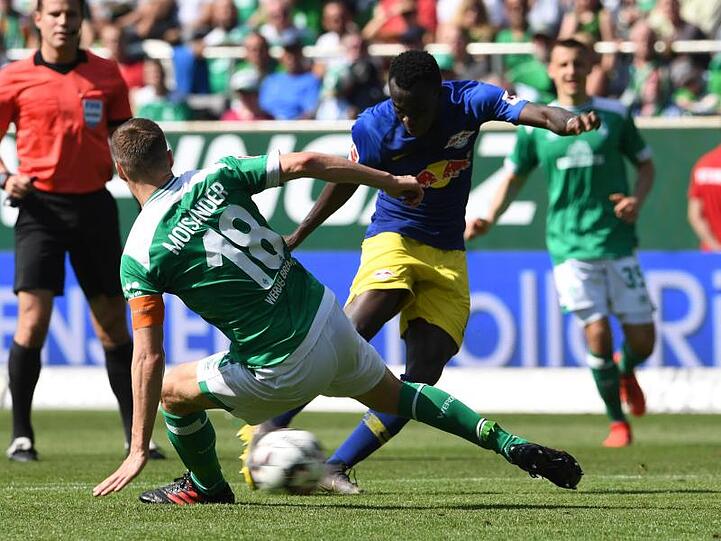 Leipzigs Bruma (r) zieht ab, Bremens Niklas Moisander kommt zu spät.