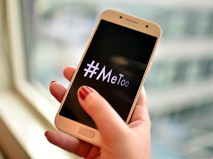 Eine junge Frau hält ein Smartphone mit dem Hashtag "#MeToo" in der Hand (gestellte Aufnahme). Foto: Britta Pedersen/Archivbild