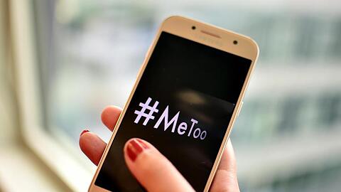 Eine junge Frau hält ein Smartphone mit dem Hashtag "#MeToo" in der Hand (gestellte Aufnahme). Foto: Britta Pedersen/Archivbild