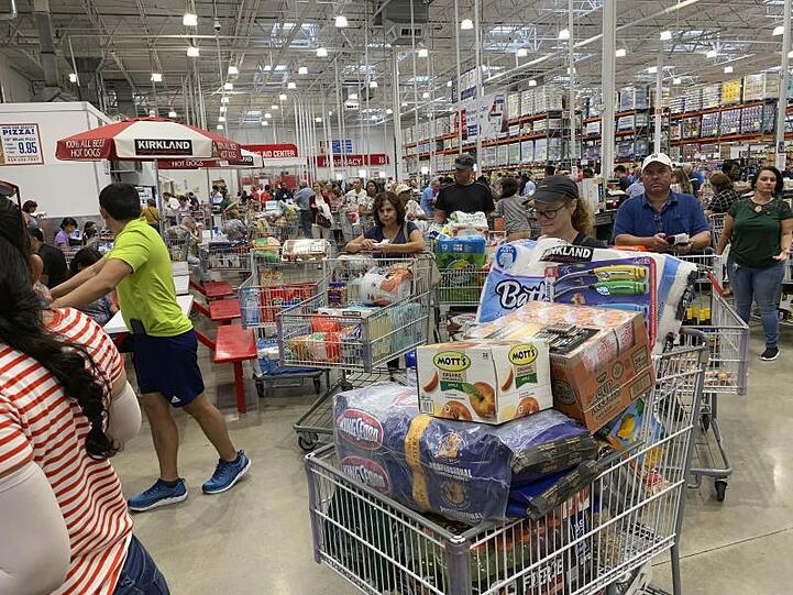 Menschen decken sich in einem Supermarkt in Florida vorsorglich mit Lebensmitteln ein.