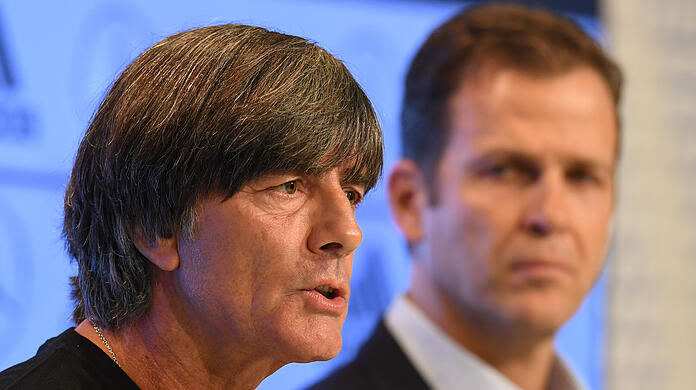 Der DFB-Tross um Joachim Löw trat die Reise von Stuttgart nach Basel mit dem Flugzeug an.