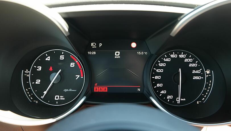 Halb digital: die Instrumente und Anzeigen der Alfa-Romeo Giulia. Halb digital: die Instrumente und Anzeigen der Alfa-Romeo Giulia.