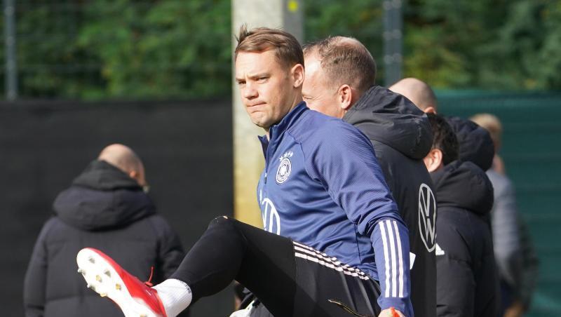 Bereit für das WM-Qualifikationsspiel gegen Rumänien: Kapitän Manuel Neuer kommt zum Training.