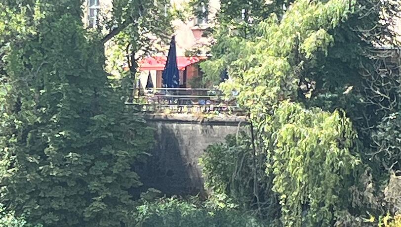 Der Metallzaun an der Brüstung, die den Biergarten vom unterhalb gelegenen Isarufer trennt. Hier lag die Frau.