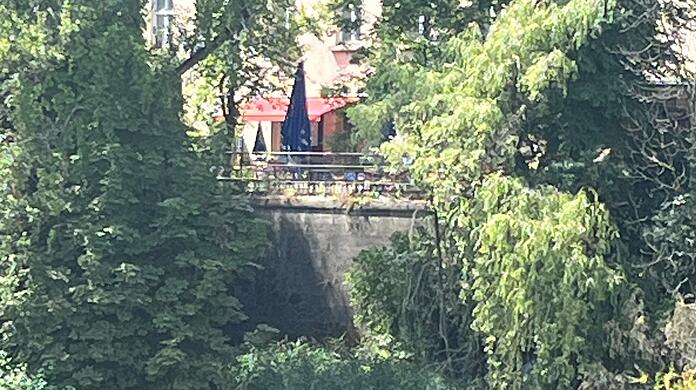 Der Metallzaun an der Brüstung, die den Biergarten vom unterhalb gelegenen Isarufer trennt. Hier lag die Frau.