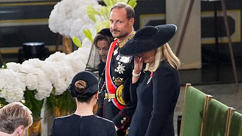 Mette-Marit k&auml;mpfte an der Seite von Ehemann Haakon mit den Tr&auml;nen.