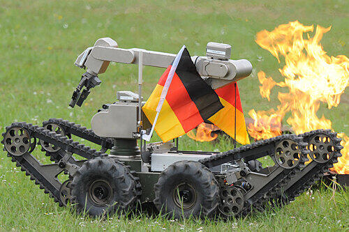 Das Roboter-Fahrzeug teleMAX ganz patriotisch mit Deutschlandfahnen bei einem heißen Einsatz.
