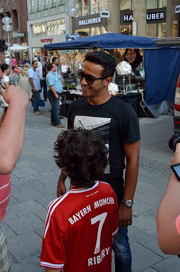 Alcantara beim FC Bayern: Thiago: Hier bummelt er mit Julia durch München - FC Bayern - Abendzeitung München