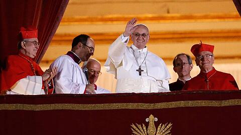 Am 13. März 2013 tritt Jose Mario Bergoglio in einer schlichten weißen Soutane auf den Balkon am Petersplatz.