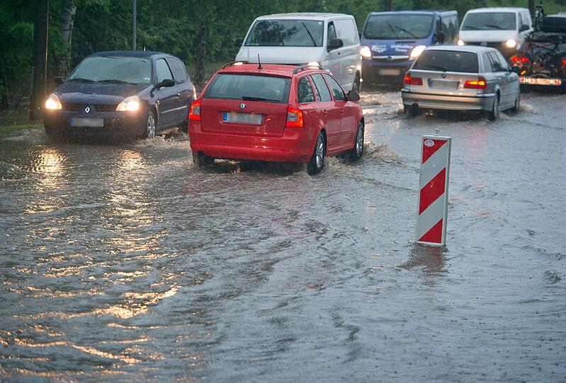 Autos auf der überschwemmten B111 in Zinnowitz auf der Insel Usedom