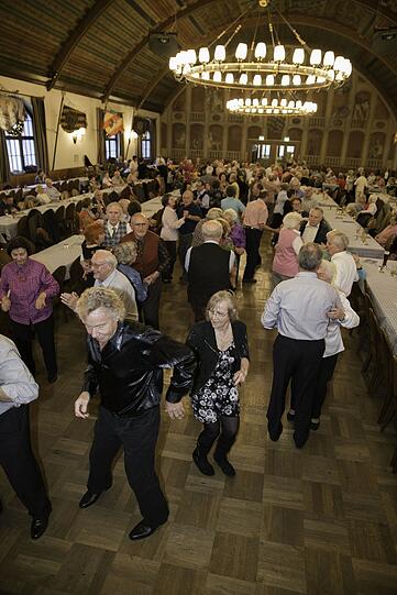 Hier geht's hoch her: Impressionen vom Seniorentanz im Hofbräuhaus.